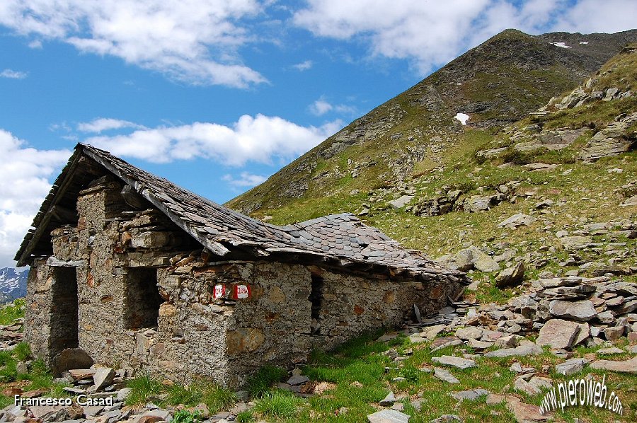 32 Baita diroccata ai laghetti e lo spallone per salire al Chierico.jpg